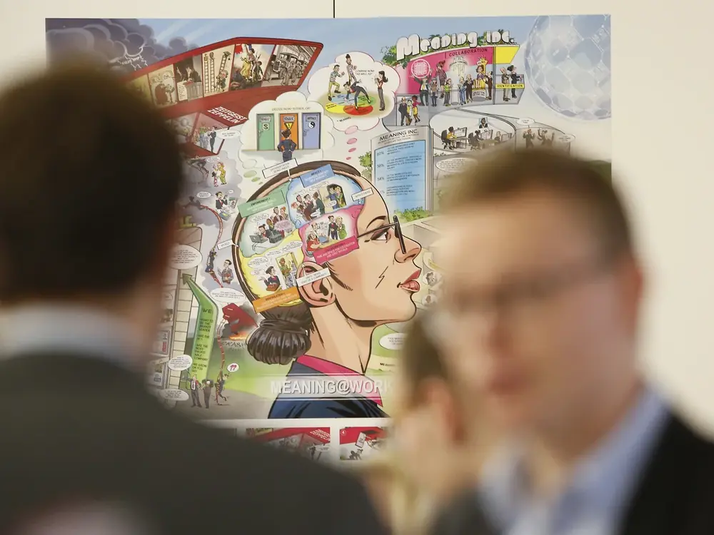 Teilnehmende vor einem großformatigen Bild zur Change-Kommunikation