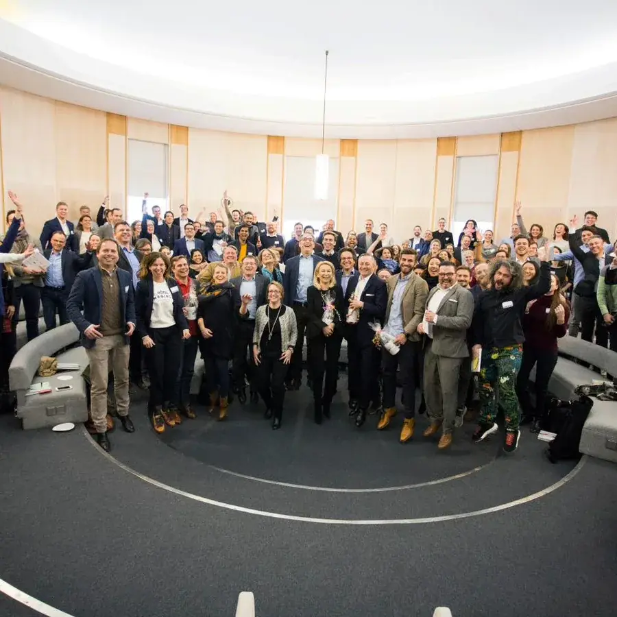Gruppenfoto der Teilnehmenden im Auditorium