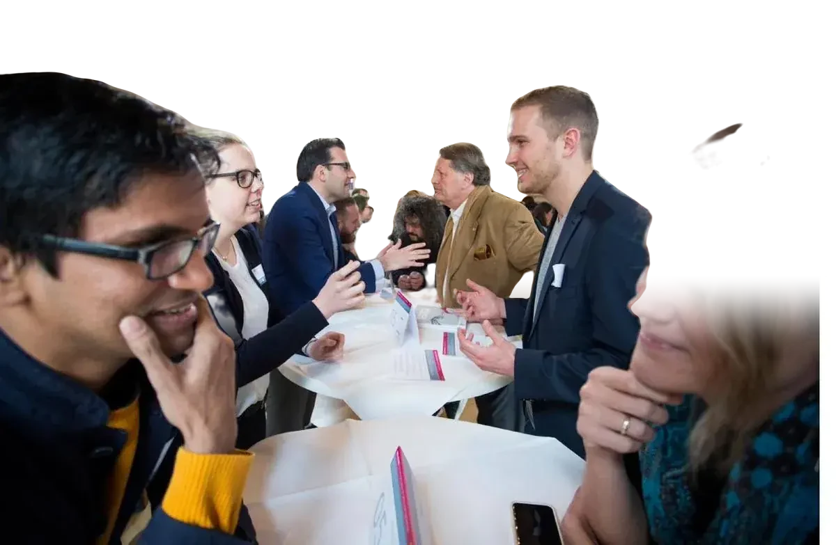 Führungskräfte im Gespräch an Stehtischen während eines MLI-Programms